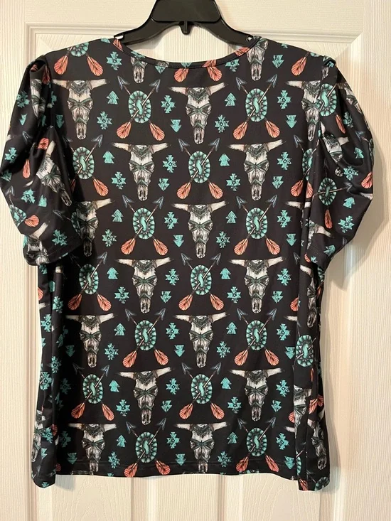 Sterling Kreek Women’s Black Southwestern Print Short Sleeve Top - Picture 3 of 3